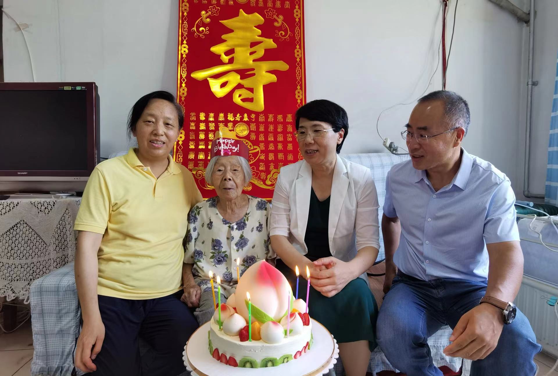 吴校长慰问刘曼辉.jpg